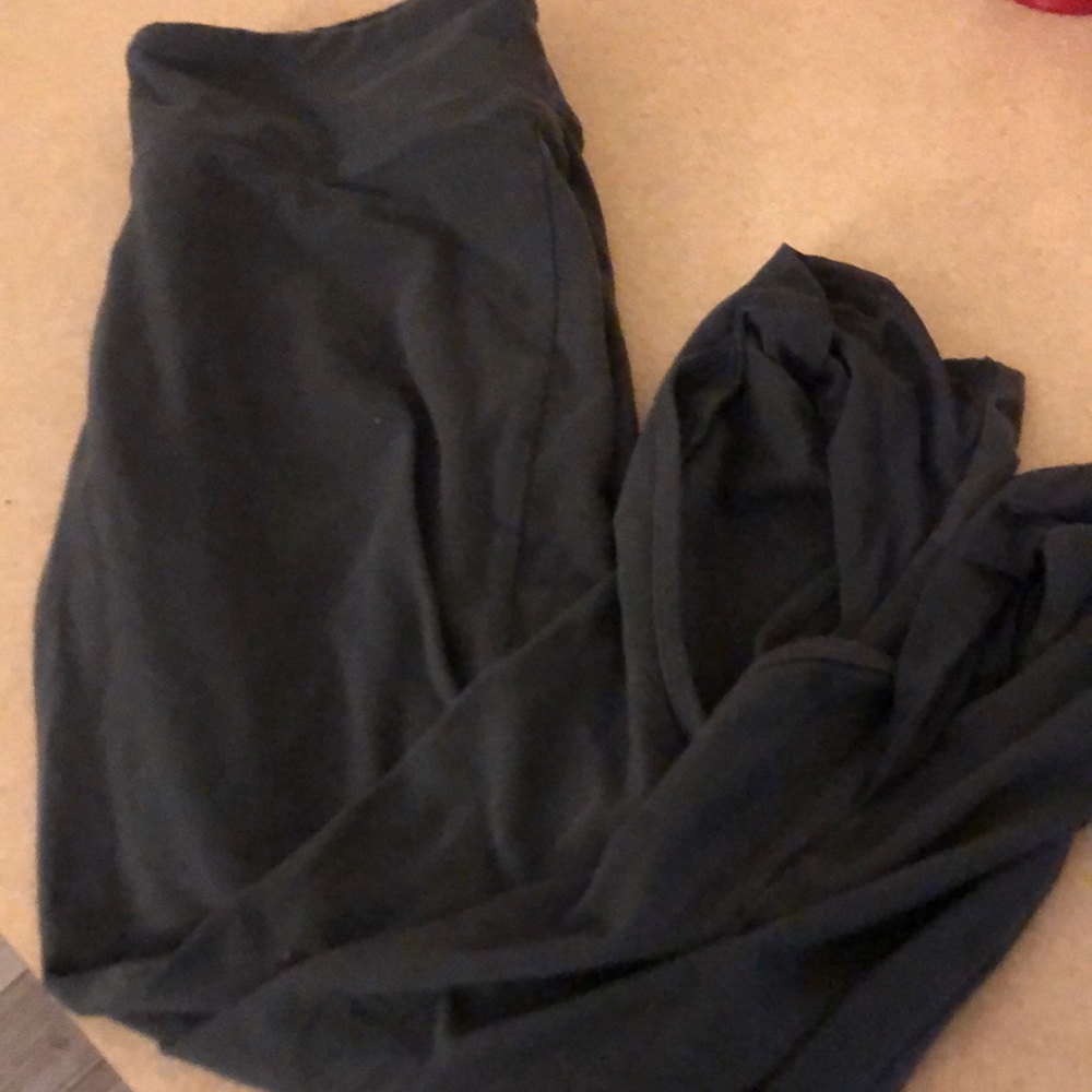 Victoria Secret Cropped Leggings with design leg- M